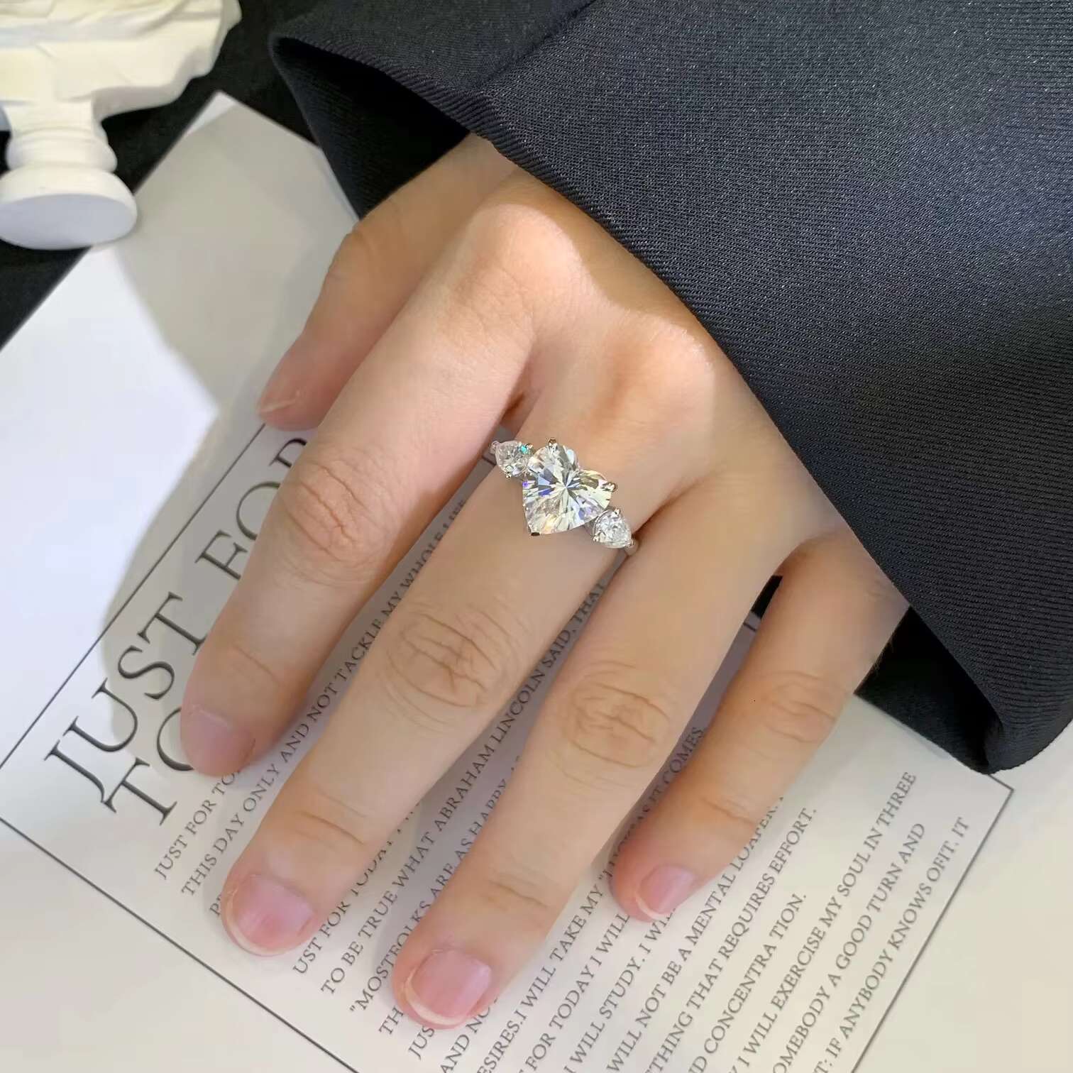 Trendy 4 Carats Heart Shape Moissanite 18K White Gold Fine Jewelry Womens Romantic Solitaire Ring for Anniversary Engagement