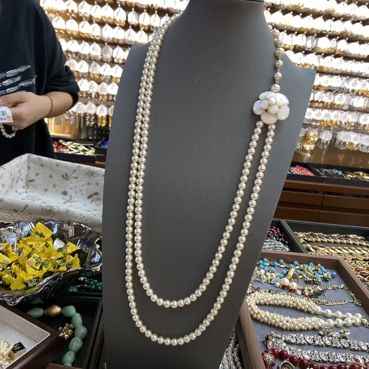 Jewellery Necklace Natural White Shell Camellia Flower with Layered Pearl and Matching Accessories Adjustable Chain for Elegant Wear Special Occasion 