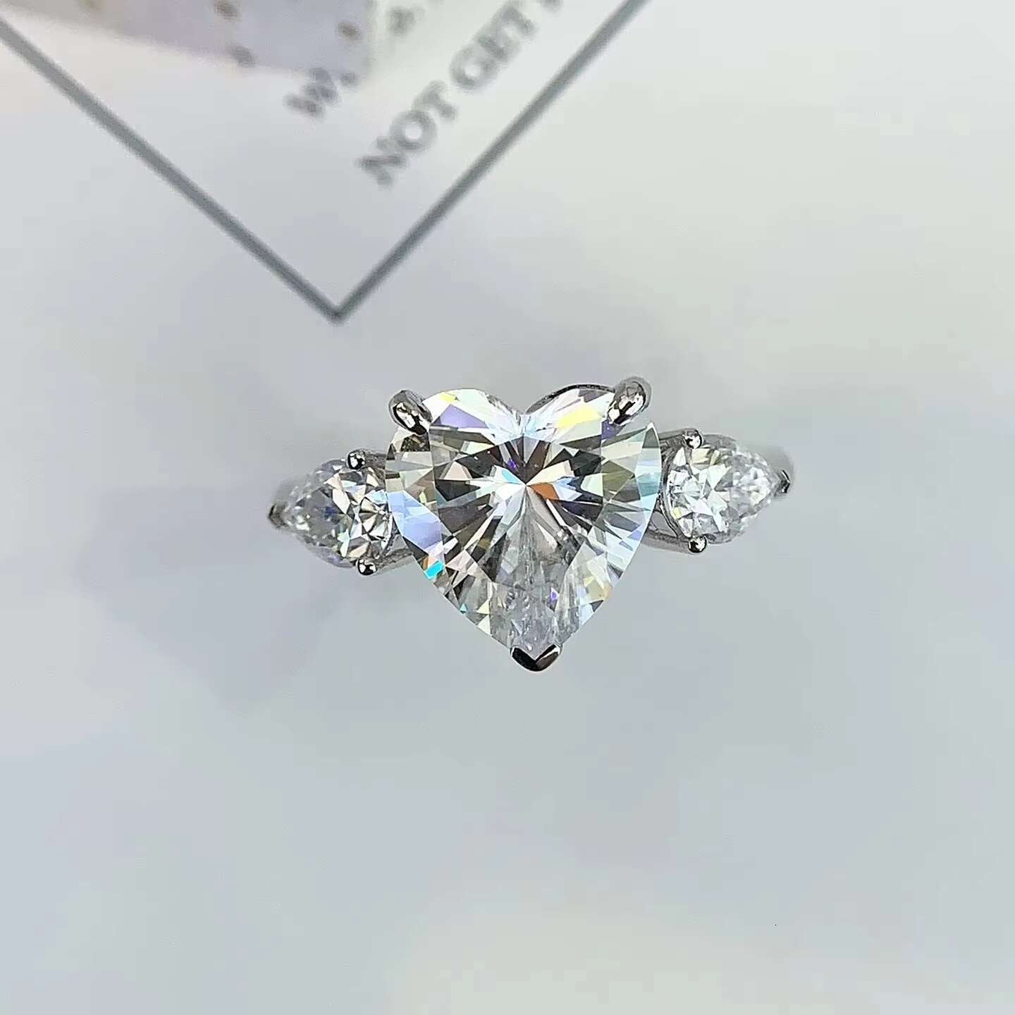 Trendy 4 Carats Heart Shape Moissanite 18K White Gold Fine Jewelry Womens Romantic Solitaire Ring for Anniversary Engagement