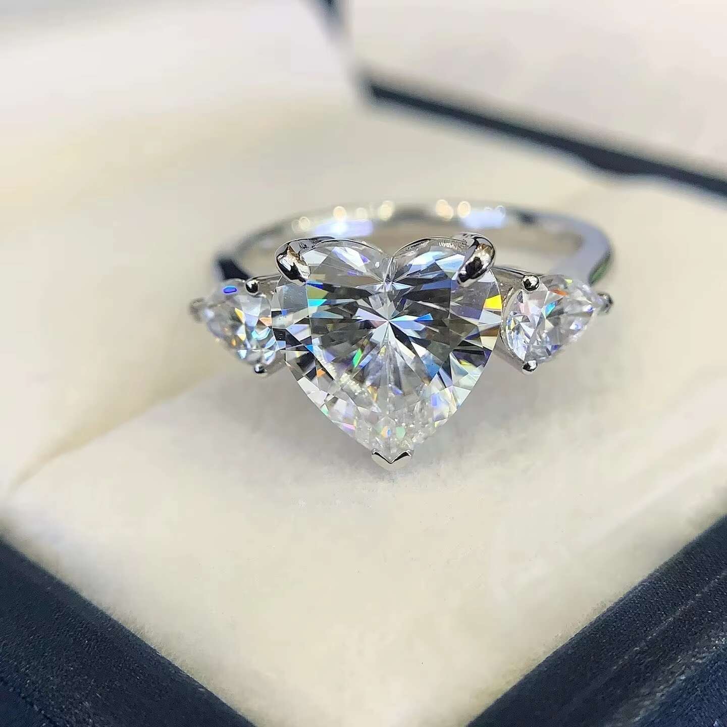 Trendy 4 Carats Heart Shape Moissanite 18K White Gold Fine Jewelry Womens Romantic Solitaire Ring for Anniversary Engagement