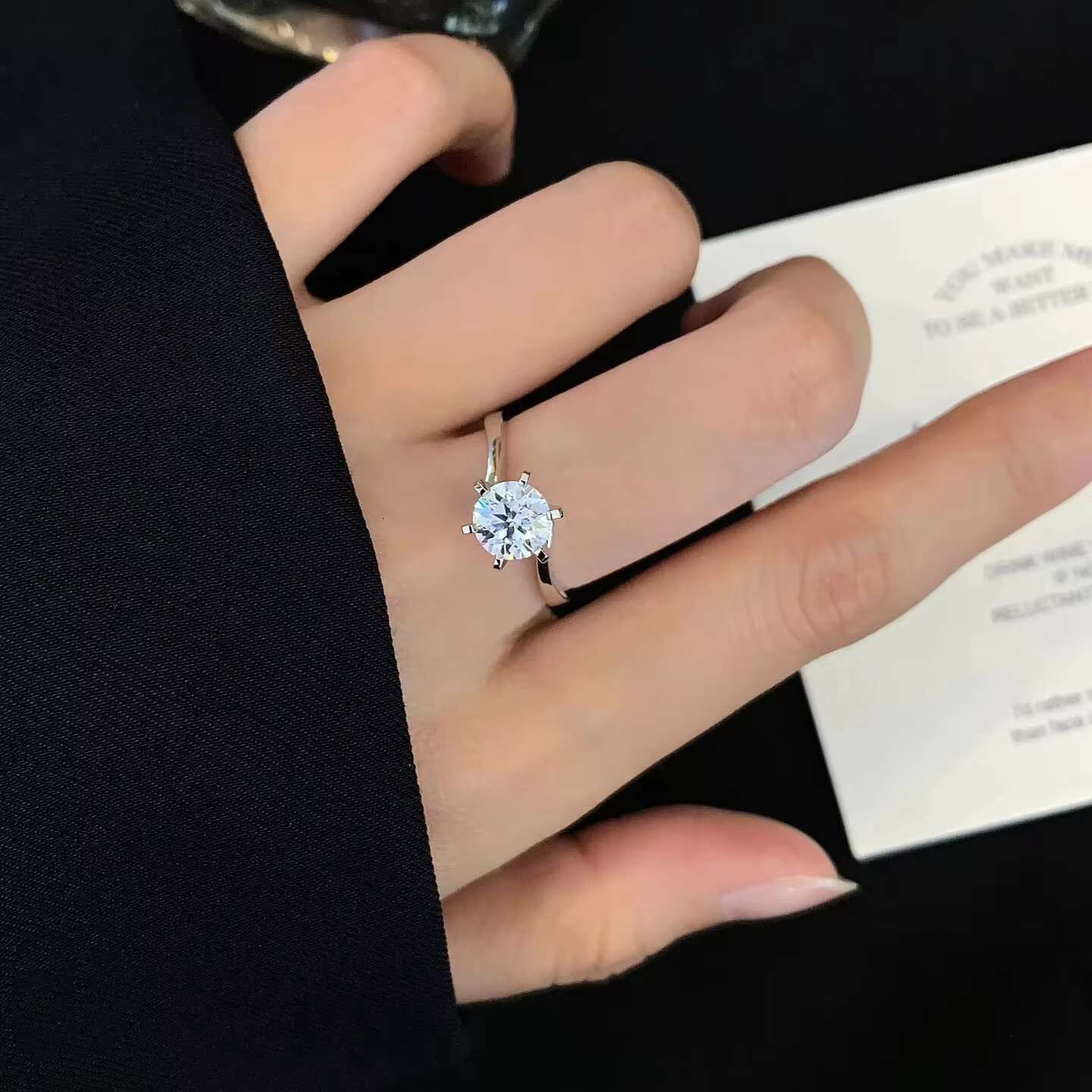 New Design 18K White Gold 1ct Round Cut Moissanite Twist Arm Trendy Solitaire Engagement Wedding Ring for Party Gifts