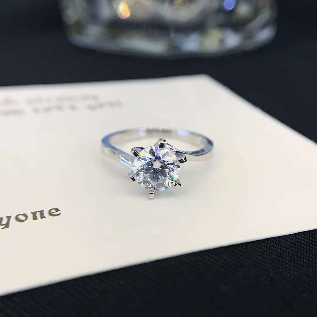 New Design 18K White Gold 1ct Round Cut Moissanite Twist Arm Trendy Solitaire Engagement Wedding Ring for Party Gifts