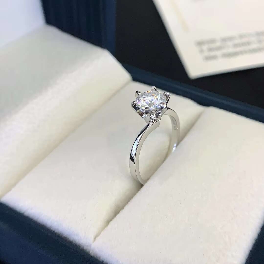 New Design 18K White Gold 1ct Round Cut Moissanite Twist Arm Trendy Solitaire Engagement Wedding Ring for Party Gifts