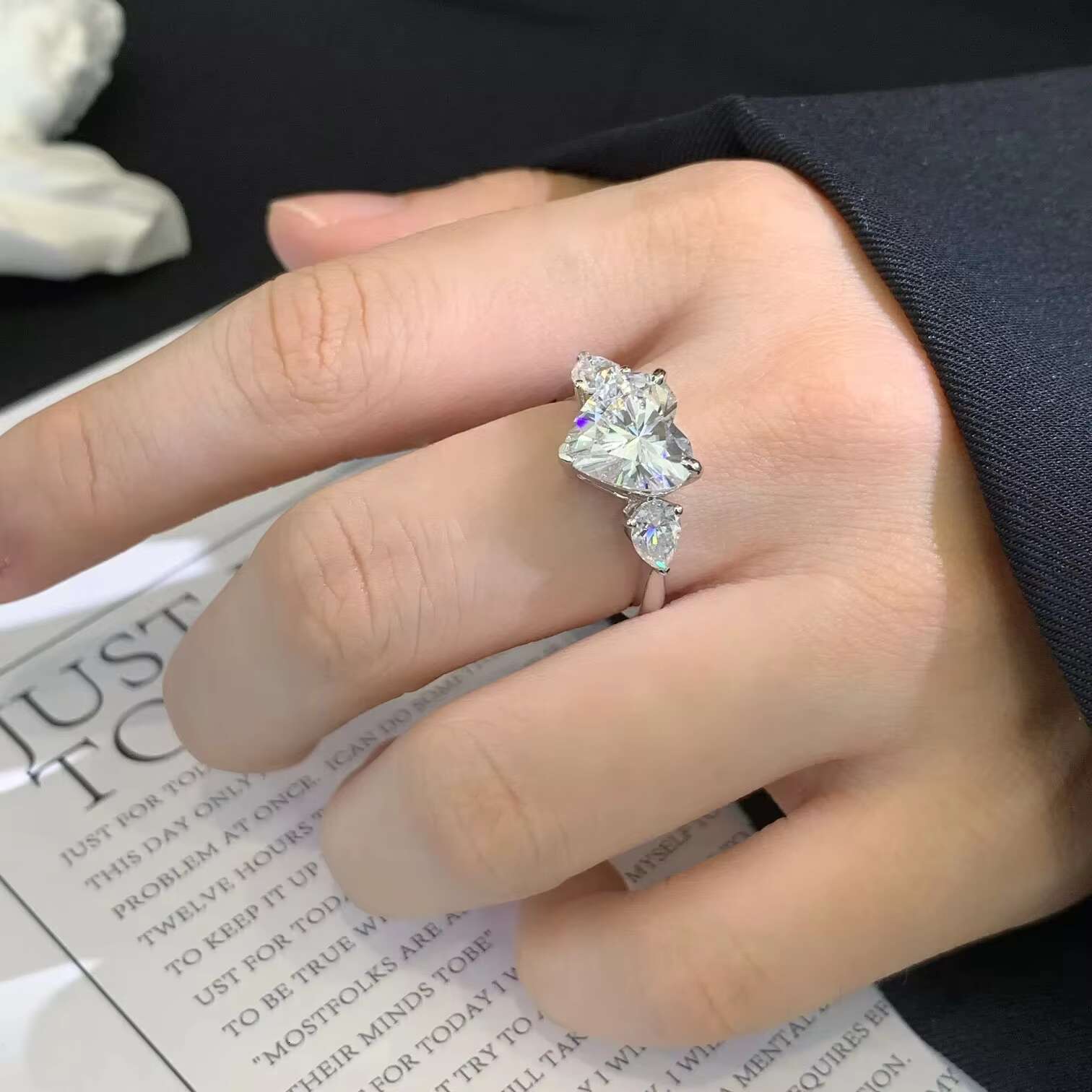 Trendy 4 Carats Heart Shape Moissanite 18K White Gold Fine Jewelry Womens Romantic Solitaire Ring for Anniversary Engagement