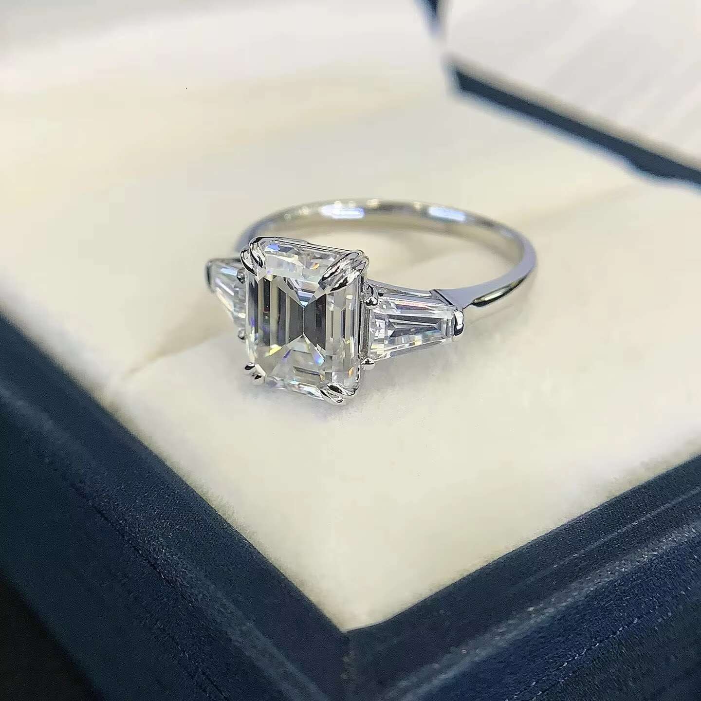 High Quality 18K White Gold Emerald Cut 3ct Lab Moissanite Pass Diamond Tester Three Stone Ring for Engagement Jewelry