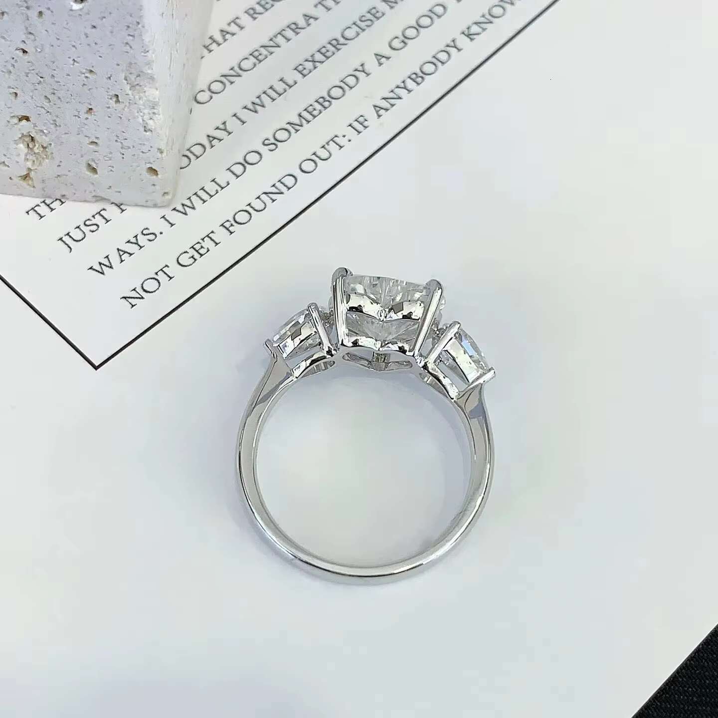 Trendy 4 Carats Heart Shape Moissanite 18K White Gold Fine Jewelry Womens Romantic Solitaire Ring for Anniversary Engagement