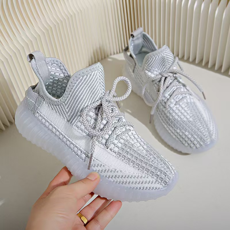 New designer running shoes for men and women, milky white black breathable sports shoes, classic outdoor sports men's training shoes