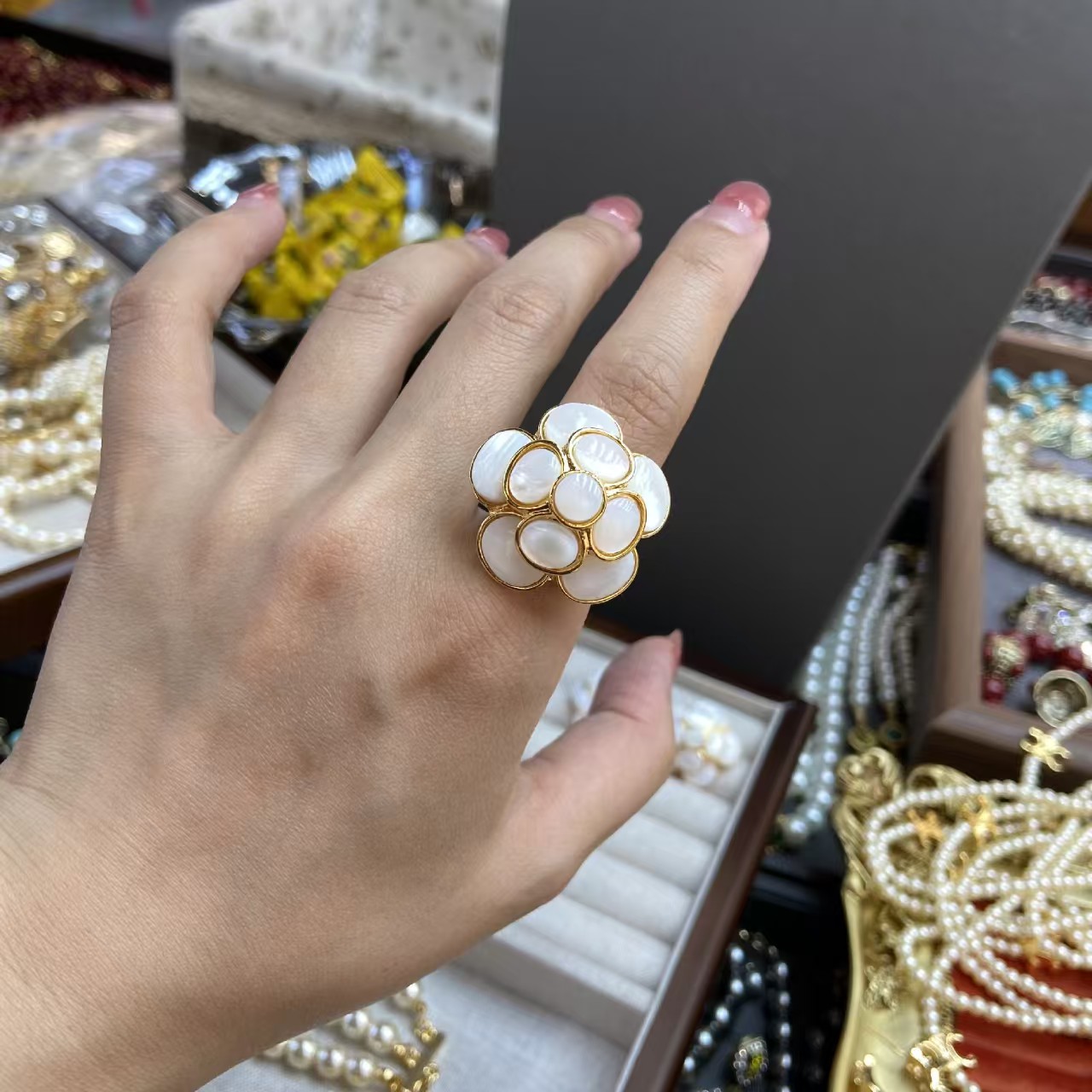 Jewellery Necklace Natural White Shell Camellia Flower with Layered Pearl and Matching Accessories Adjustable Chain for Elegant Wear Special Occasion 