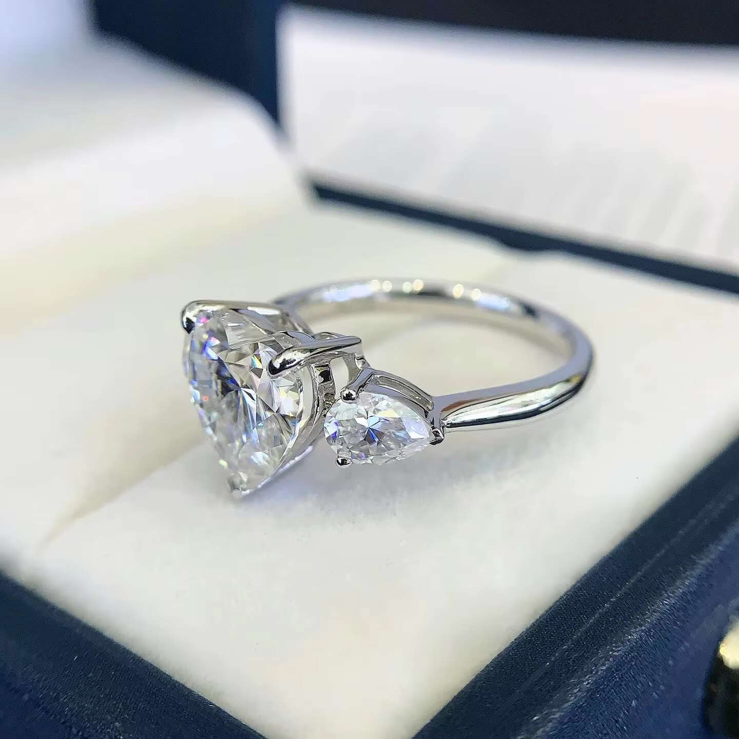 Trendy 4 Carats Heart Shape Moissanite 18K White Gold Fine Jewelry Womens Romantic Solitaire Ring for Anniversary Engagement