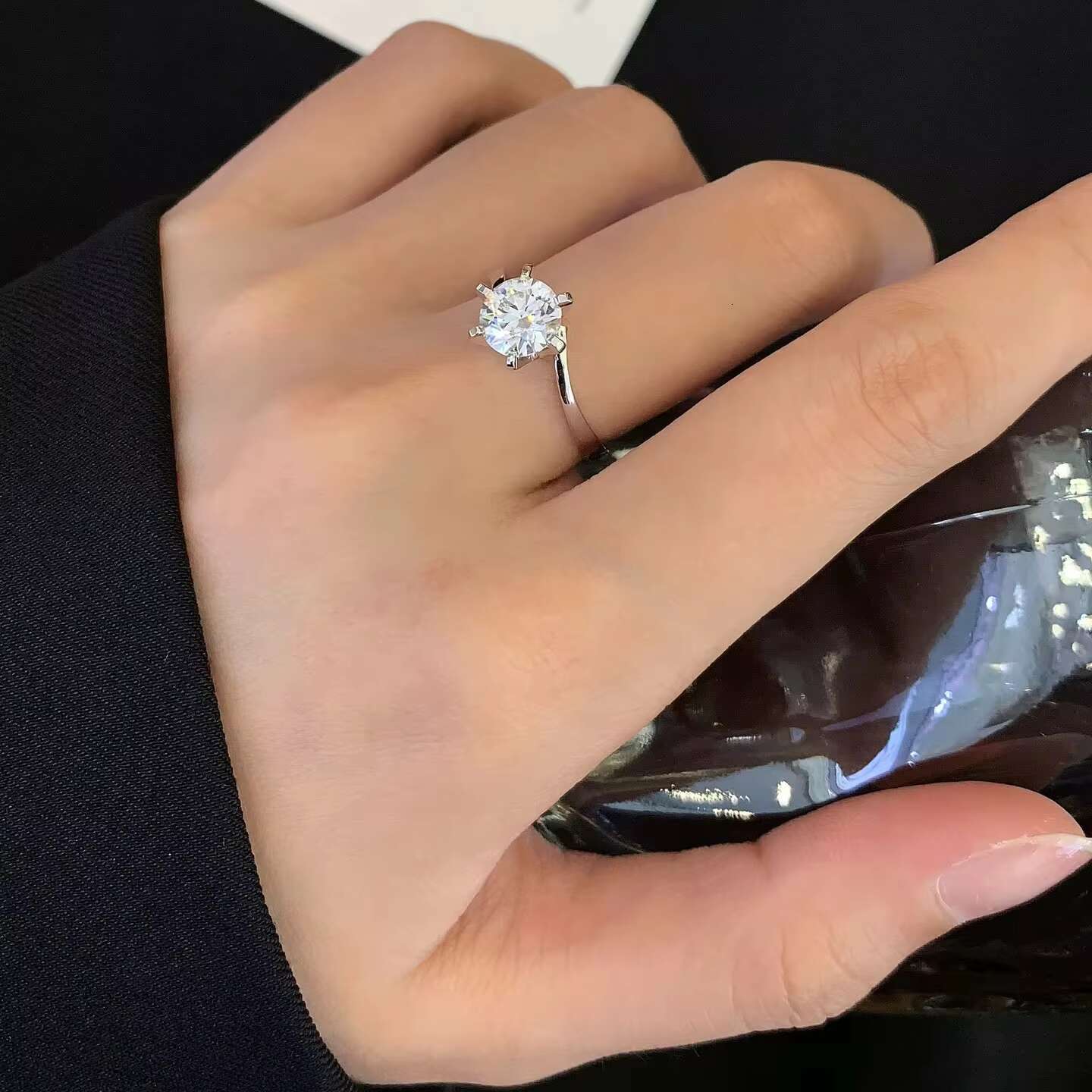 New Design 18K White Gold 1ct Round Cut Moissanite Twist Arm Trendy Solitaire Engagement Wedding Ring for Party Gifts