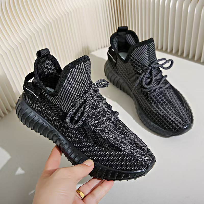 New designer running shoes for men and women, milky white black breathable sports shoes, classic outdoor sports men's training shoes