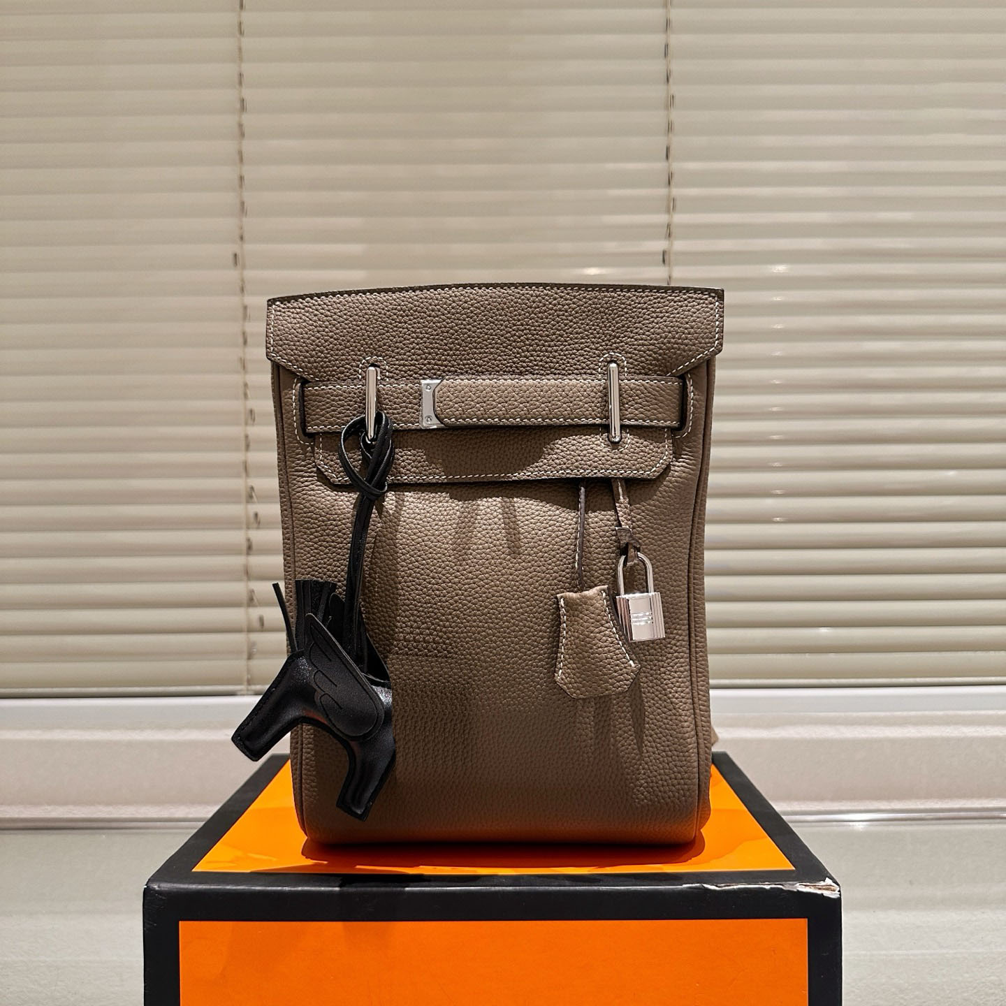 Leather CrossBody Bag unisex HAC A DOS Soft cowhide Leather with lock Chest Bags Luxury Designer bags Flap Purses Shoulder Bag Travel Backpack 240315