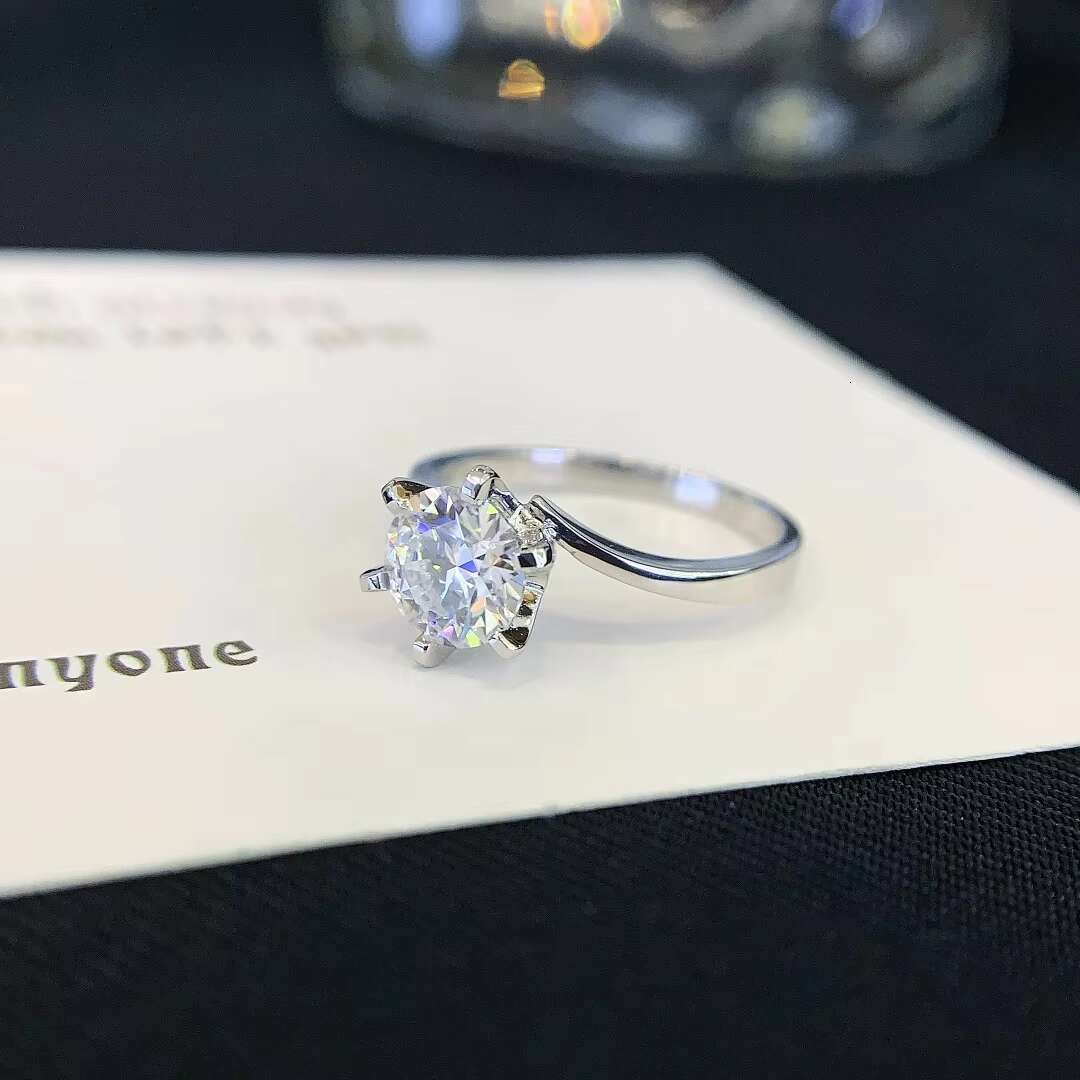 New Design 18K White Gold 1ct Round Cut Moissanite Twist Arm Trendy Solitaire Engagement Wedding Ring for Party Gifts