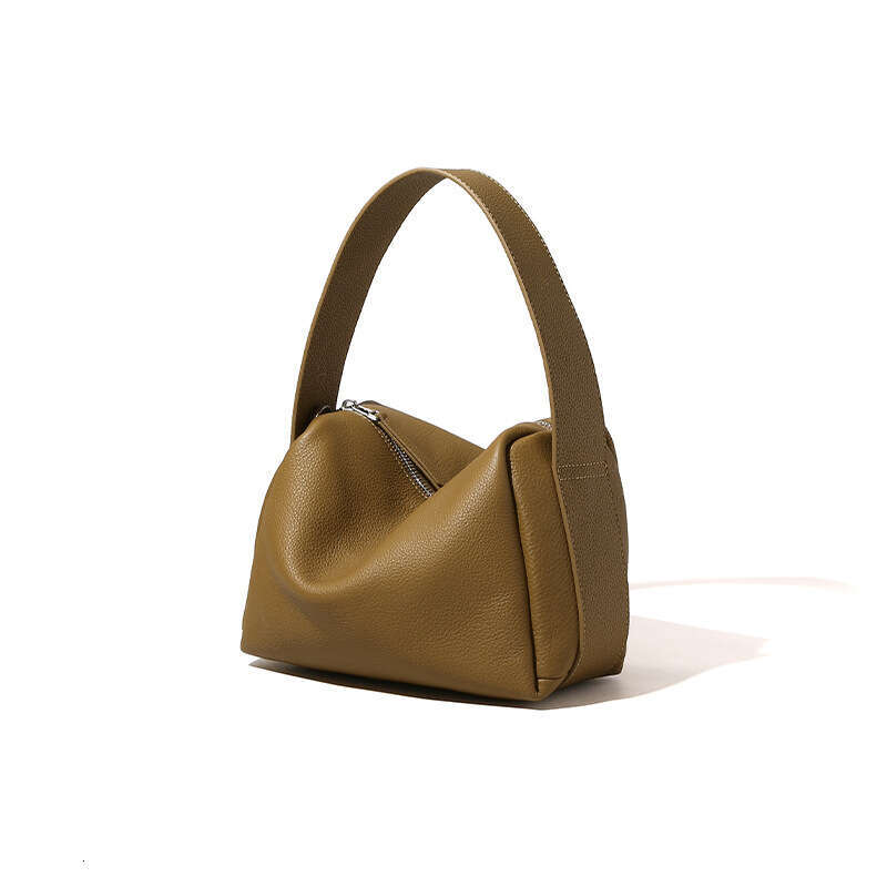 Luxury designer Joker leather slung shoulder-to-shoulder daily commuting simple new high-end ladies' handbags under his arm.