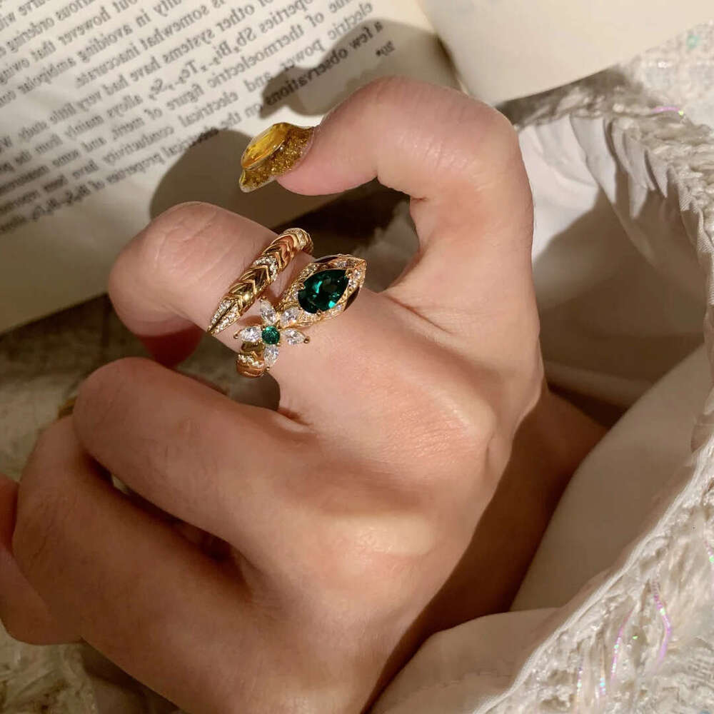 Vintage Retro Style Emerald Snake Light Luxury High-end Sense Diamond-encrusted Wrapped Snake-shaped Adjustable Index Finger Ring 90c