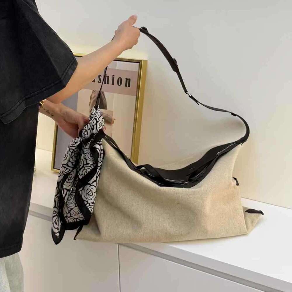 Luxury Designer Stylish Large Capacity Portable Niche Underarm New Multifunctional Yoga Fitness Travel Commuter Shoulder Bag