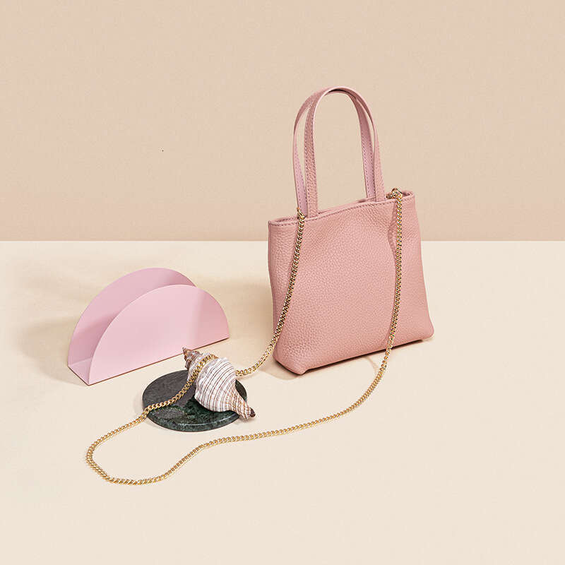 Luxury brand metal chain hand-held top layer cowhide ladies slung a small bag.