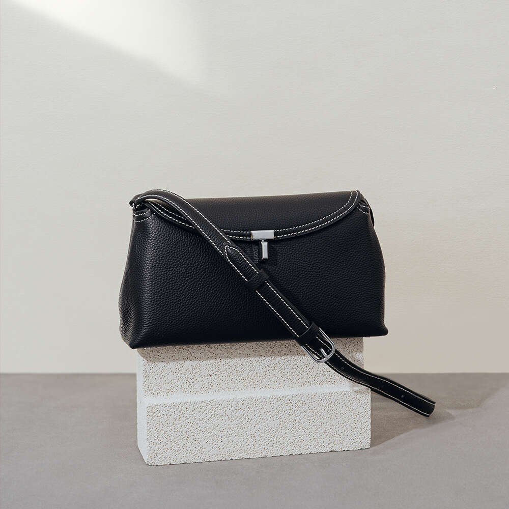 Luxury designer new niche simple top layer cowhide flip T-lock fashion commuter slung large capacity shoulder bag.