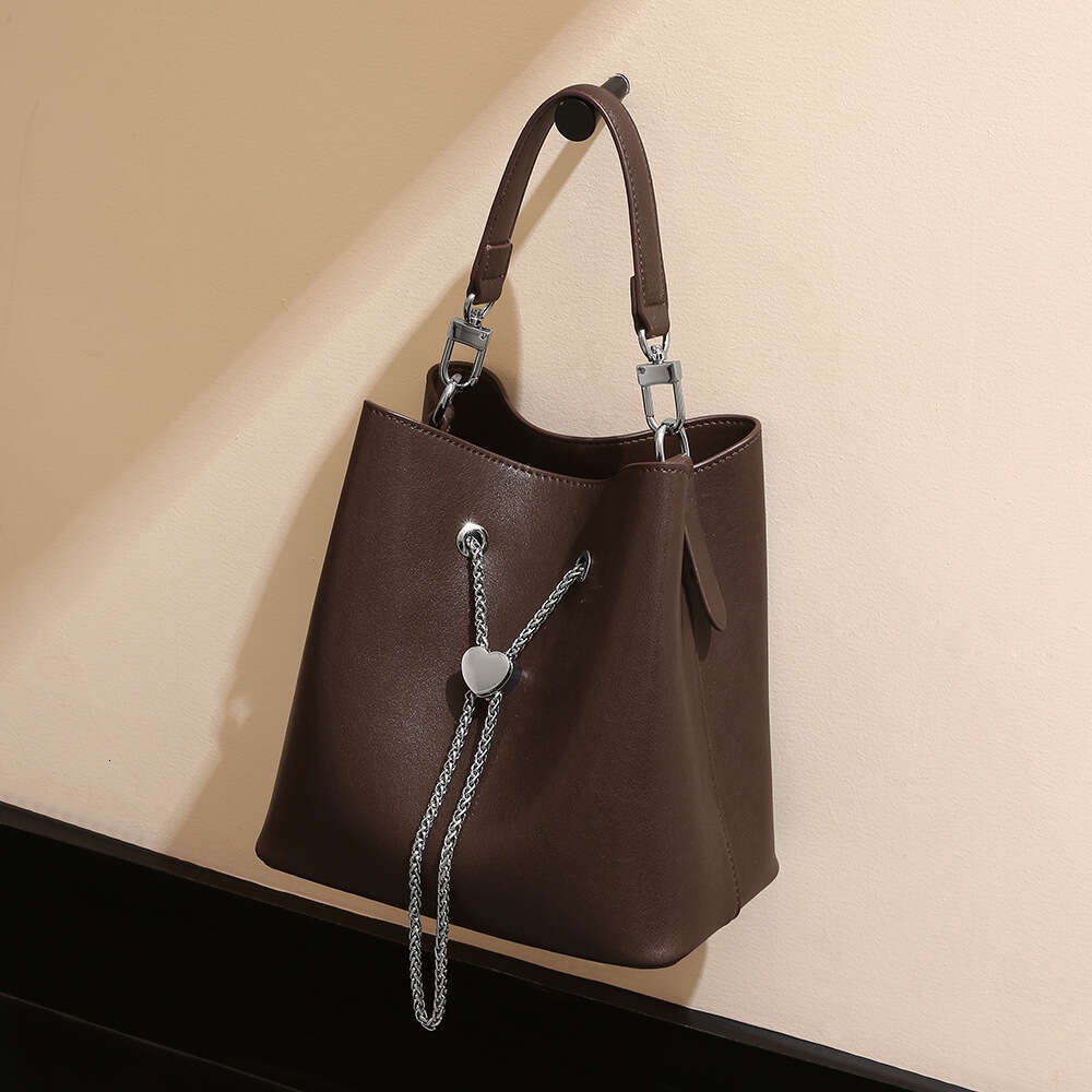 Luxury designer large capacity bucket commuter slung leisure portable niche leather handbag