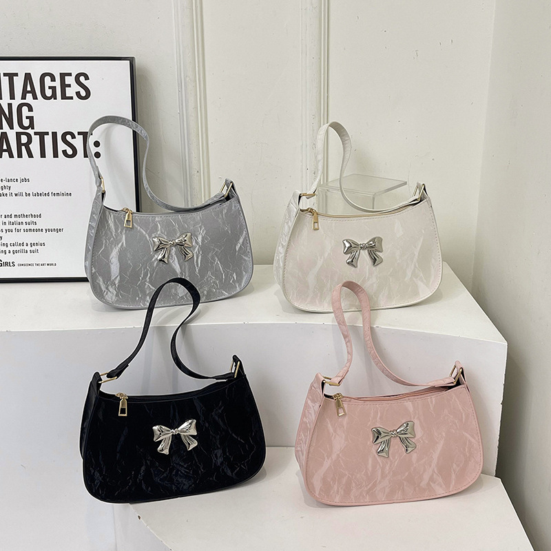 Autumn and winter new aesthetics niche trend design personality trend handbag designer bag trend casual popular commuting shoulder bag women s crossbo