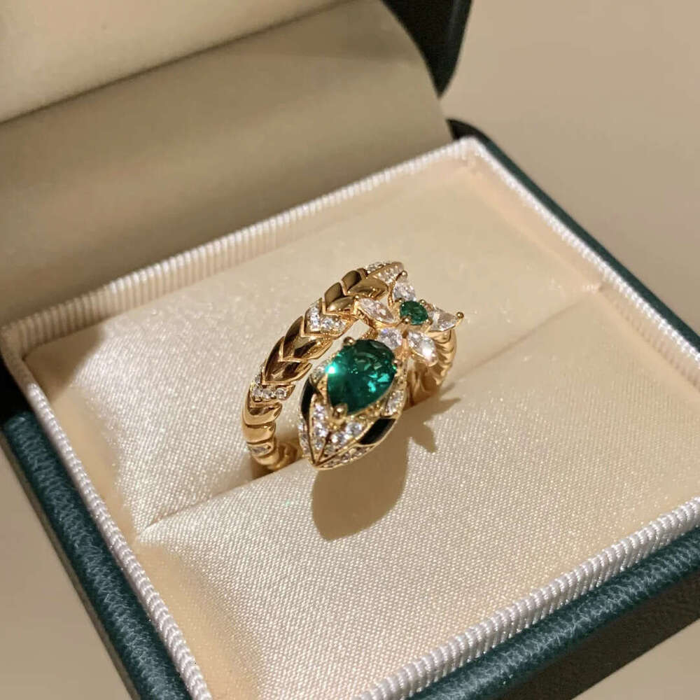 Vintage Retro Style Emerald Snake Light Luxury High-end Sense Diamond-encrusted Wrapped Snake-shaped Adjustable Index Finger Ring 90c