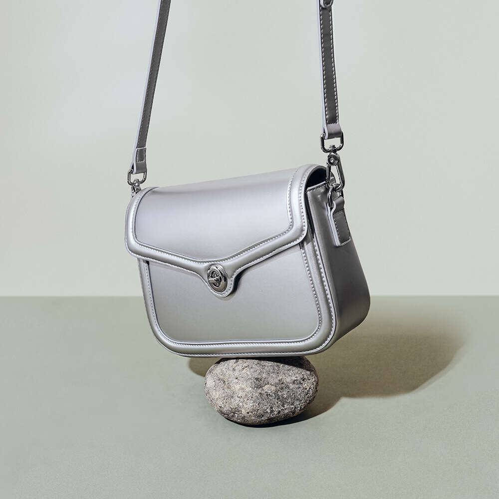 Luxury new Korean style niche design tofu fashion high-end lock silver leather shoulder messenger bag female