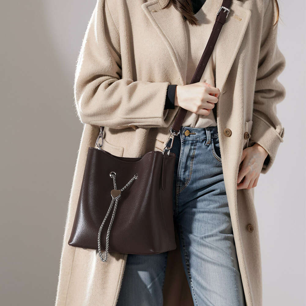 Luxury designer large capacity bucket commuter slung leisure portable niche leather handbag