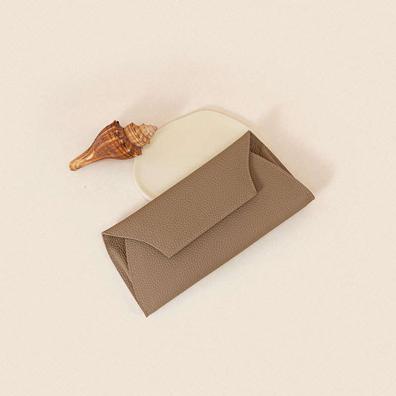 Luxury brand ladies fashion Korean version of the new simple top layer cowhide high-end feel clip multiple card slot wallet.