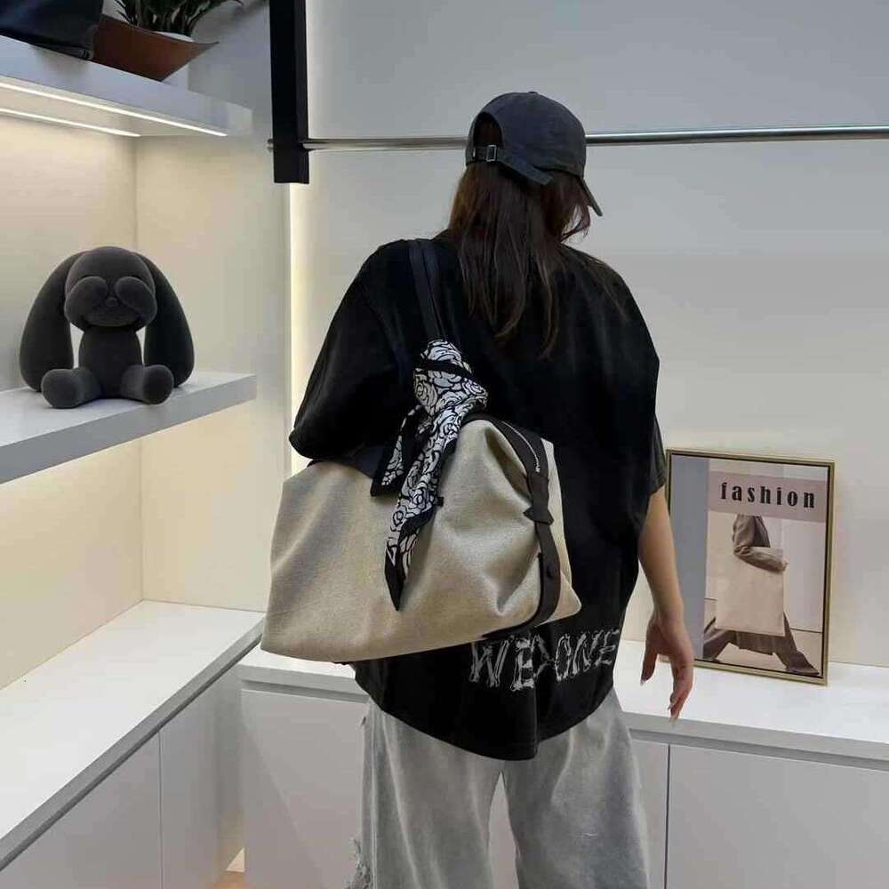 Luxury Designer Stylish Large Capacity Portable Niche Underarm New Multifunctional Yoga Fitness Travel Commuter Shoulder Bag