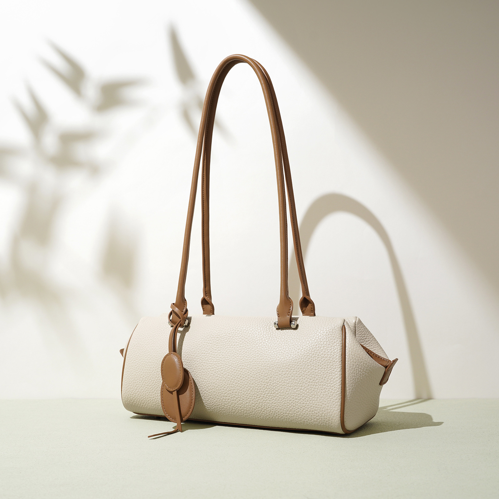 Free shipping designer 2025 Exquisite Pendant High-end Niche Design Shoulder Bag Light Luxury Genuine Leather Simple Handbag Women Commuter Baguette B
