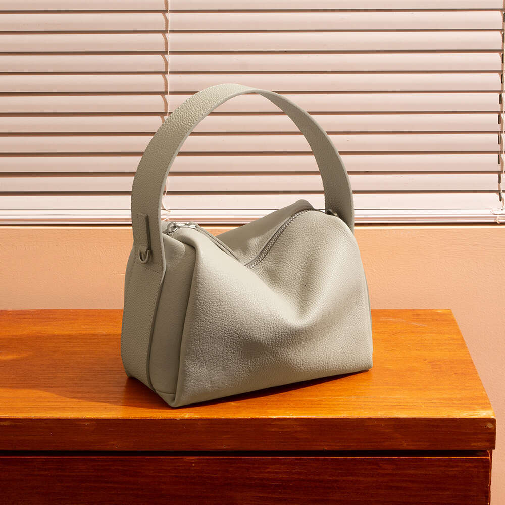 Luxury designer Joker leather slung shoulder-to-shoulder daily commuting simple new high-end ladies' handbags under his arm.