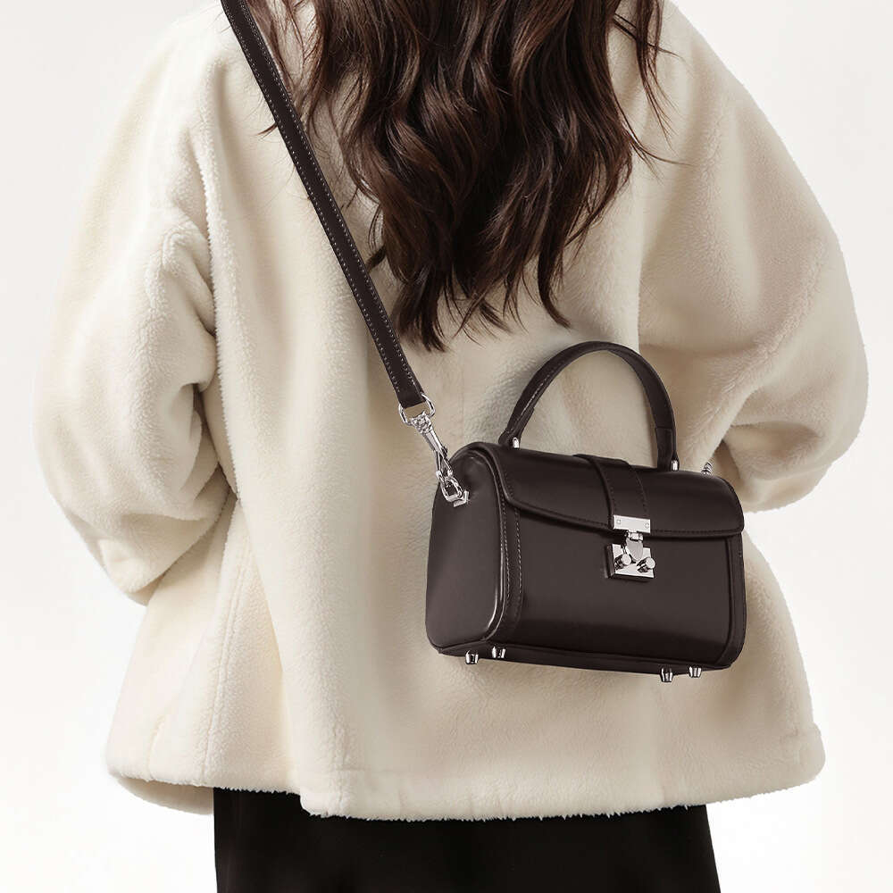 Luxury designer's new Korean-style high-end saddle business commuting fashion trend One-shoulder portable messenger bag