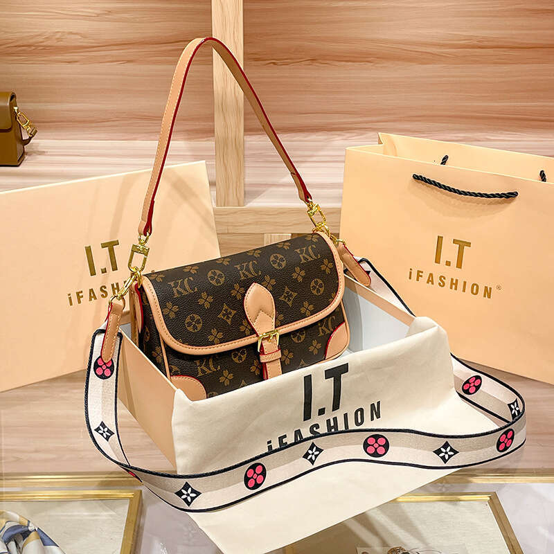 Underarm for Women 2025 New Versatile Vintage High-end Feel Ladies Shoulder Crossbody Small Bag