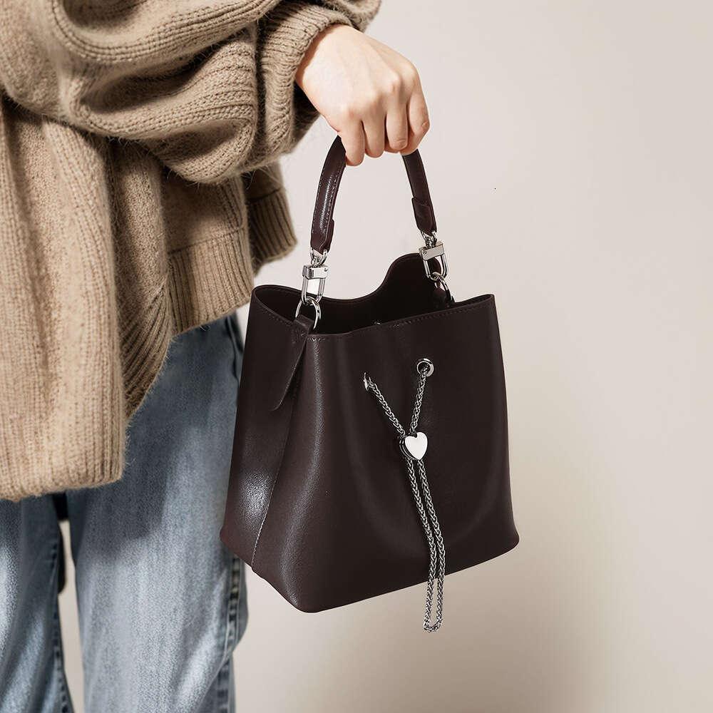 Luxury designer large capacity bucket commuter slung leisure portable niche leather handbag