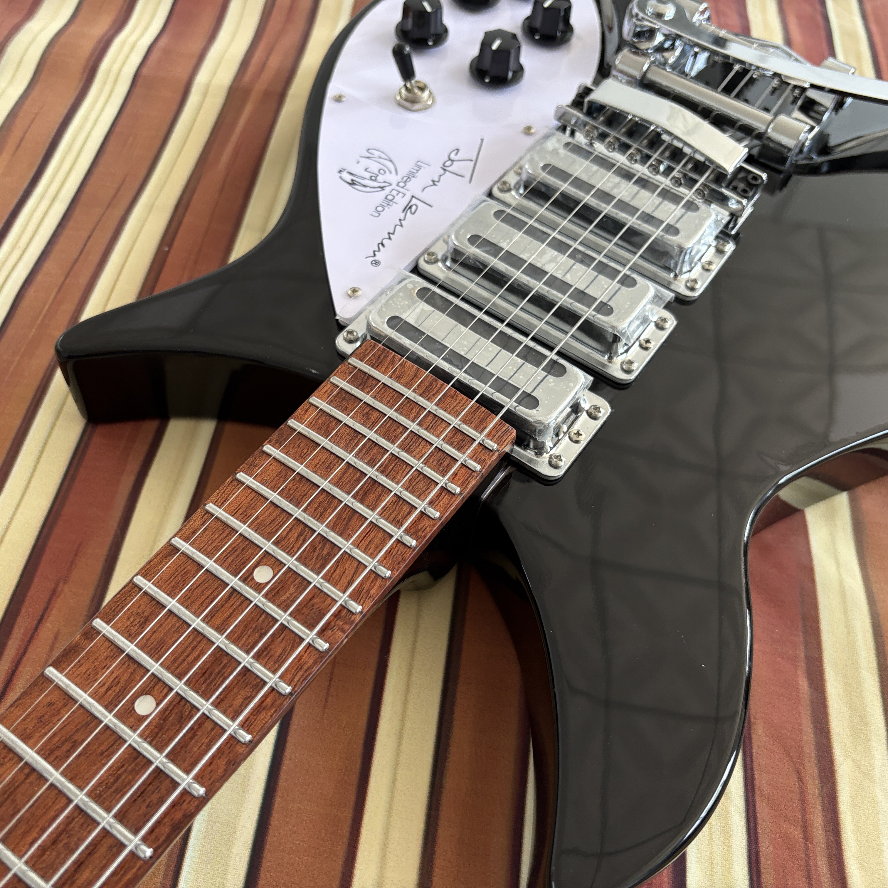 325 Jazz Electric Guitar - Chrome hardware, Mahogany body, Rosewood fingerboard, 21 frets, 3H pickups, Fast delivery