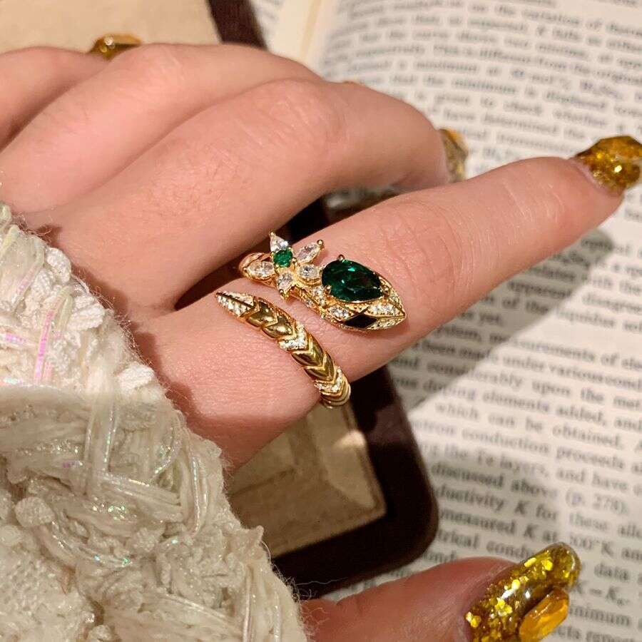 Vintage Retro Style Emerald Snake Light Luxury High-end Sense Diamond-encrusted Wrapped Snake-shaped Adjustable Index Finger Ring 90c