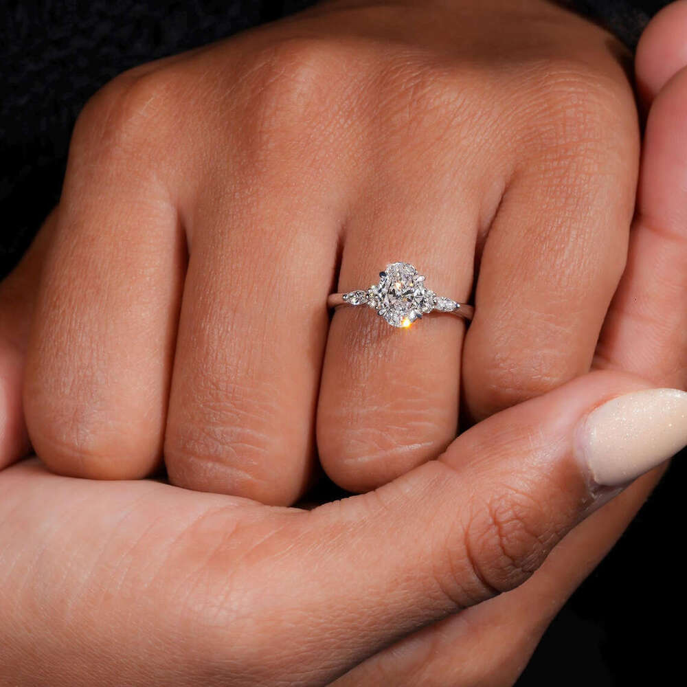 Light Luxury Imitation Moissanite Fashion Ins Super Shiny Inlaid Pigeon Egg Wedding Engagement Diamond Ring for Women a64