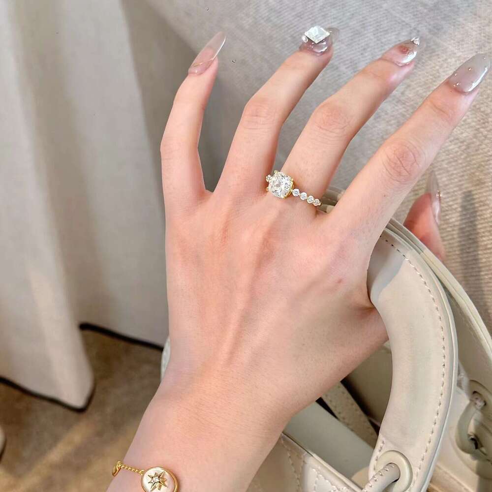 Niche Design Light Luxury Vintage Style Atmosphere Sugar Cube White Gold Plated Simple Versatile Diamond Ring ec3