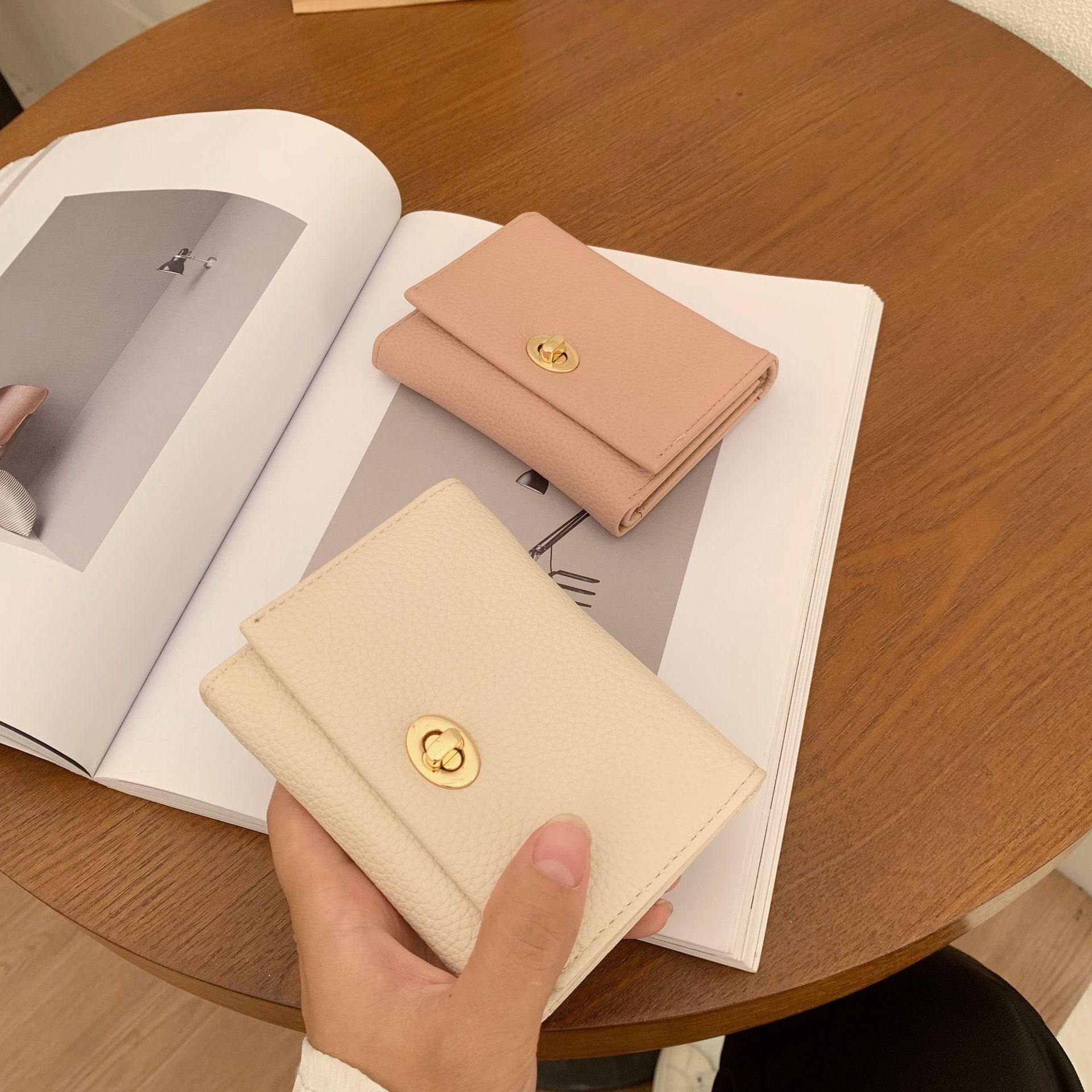 Women's Short Wallet New Korean Style Fashion Solid Color Simple Folding Wallet Multi Card Slot Designer Wallet Coin Wallet Wholesale
