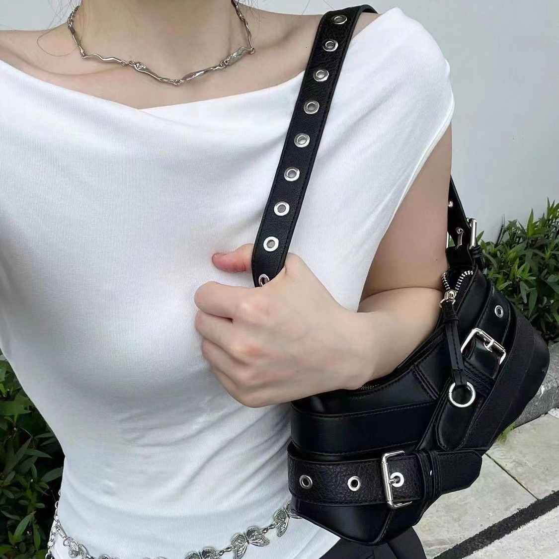 Fashionable and cool retro black new single shoulder underarm bag designer bag motorcycle rectangular bag women's single shoulder bag crossbody b