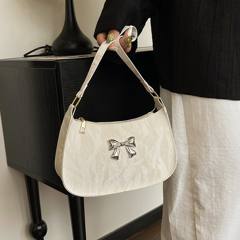 Autumn and winter new aesthetics niche trend design personality trend handbag designer bag trend casual popular commuting shoulder bag women s crossbo