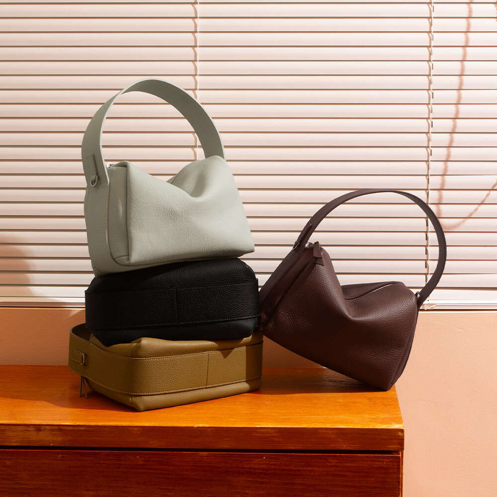 Luxury designer Joker leather slung shoulder-to-shoulder daily commuting simple new high-end ladies' handbags under his arm.