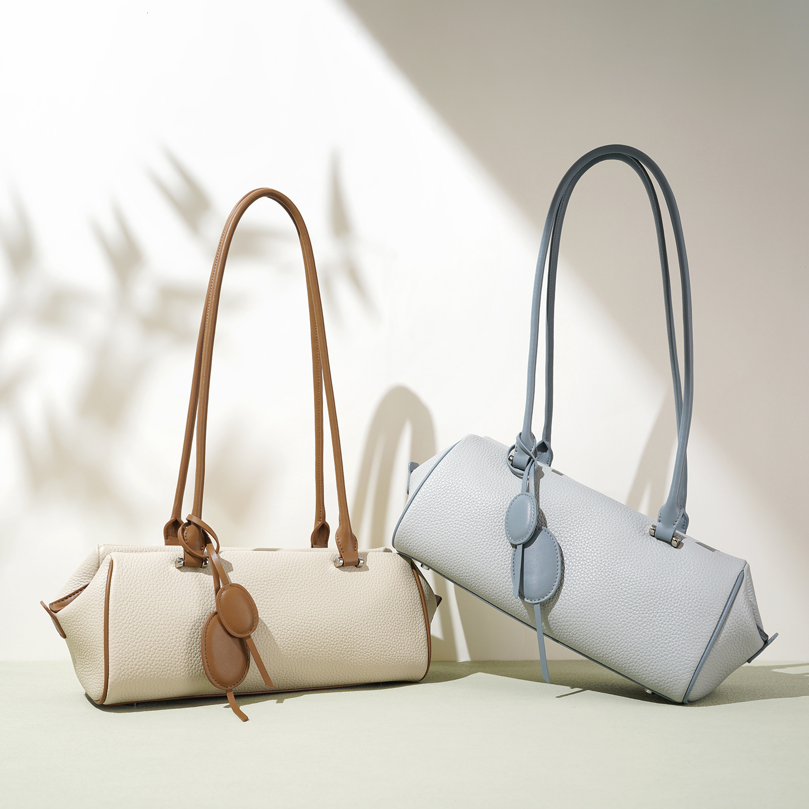 Free shipping designer 2025 Exquisite Pendant High-end Niche Design Shoulder Bag Light Luxury Genuine Leather Simple Handbag Women Commuter Baguette B