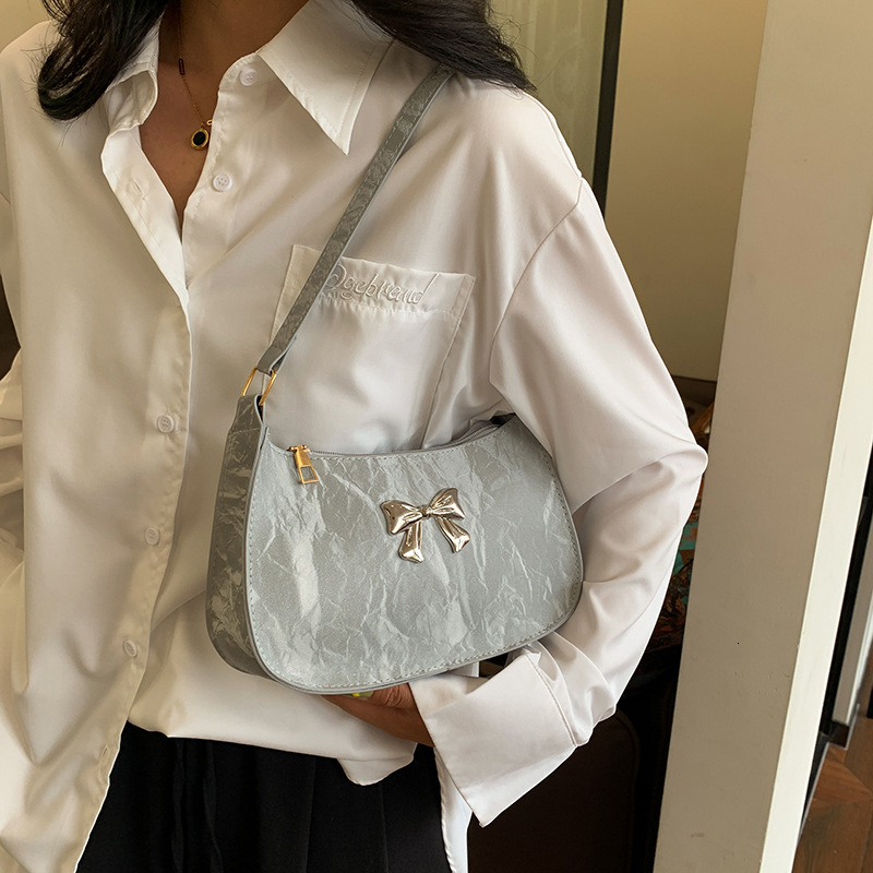 Autumn and winter new aesthetics niche trend design personality trend handbag designer bag trend casual popular commuting shoulder bag women s crossbo