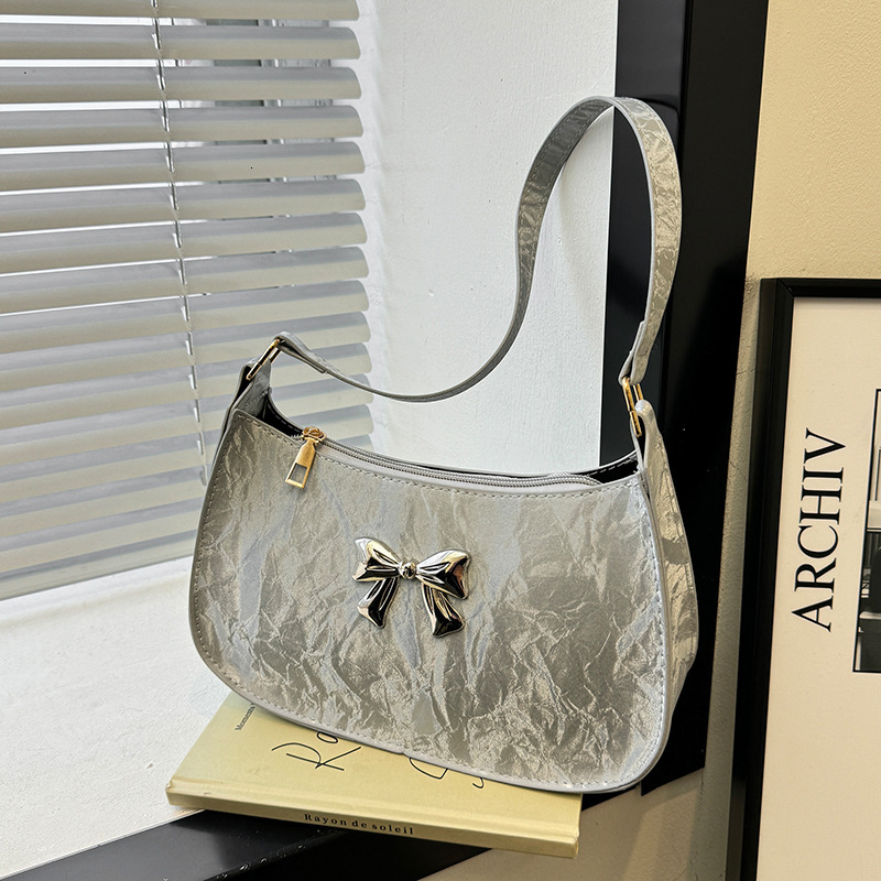 Autumn and winter new aesthetics niche trend design personality trend handbag designer bag trend casual popular commuting shoulder bag women s crossbo