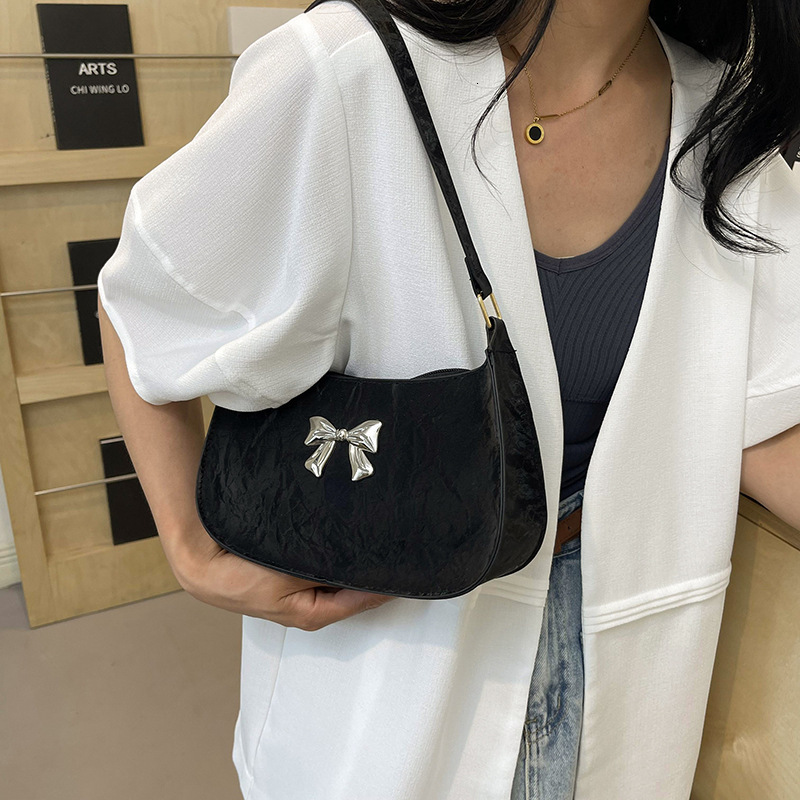 Autumn and winter new aesthetics niche trend design personality trend handbag designer bag trend casual popular commuting shoulder bag women s crossbo