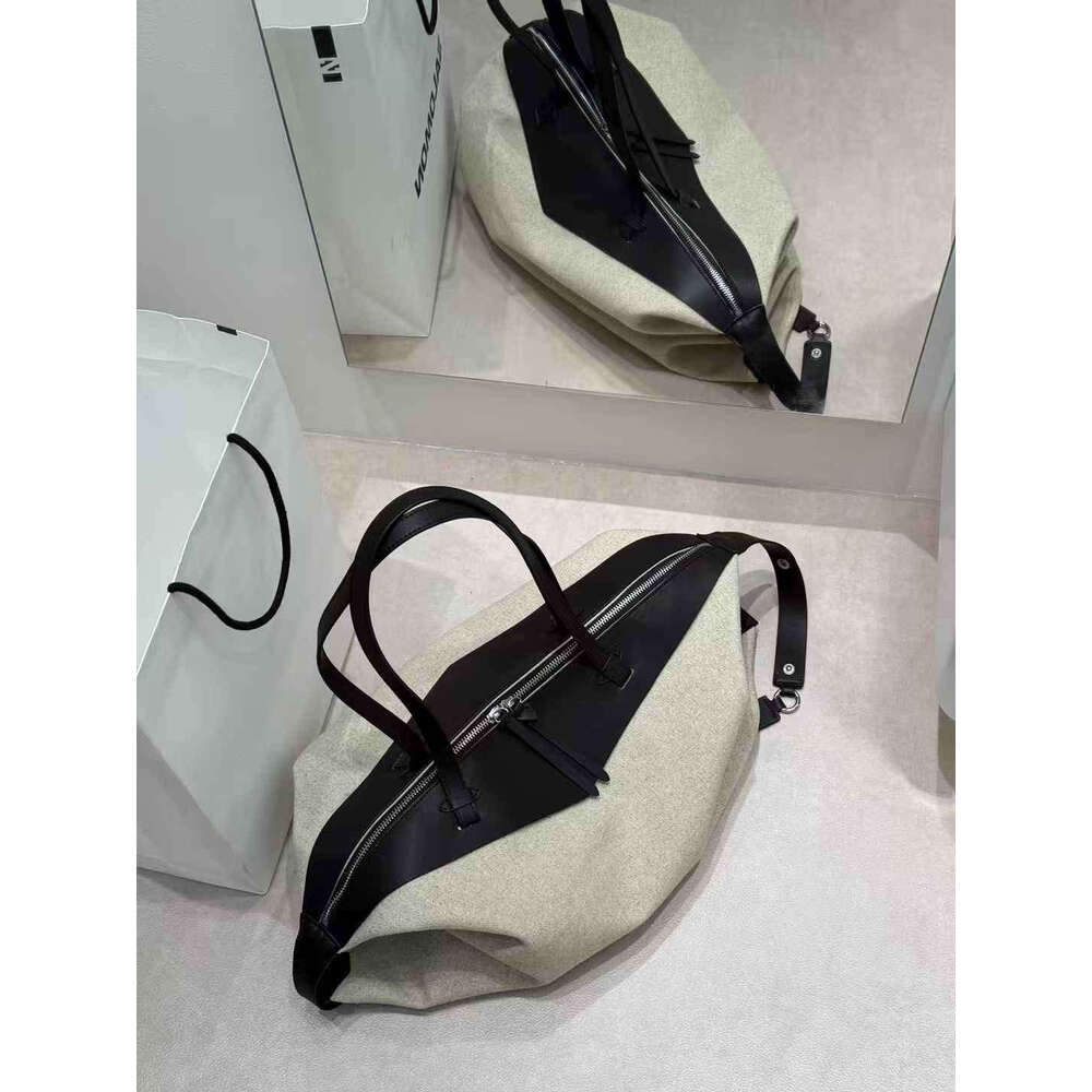 Luxury Designer Stylish Large Capacity Portable Niche Underarm New Multifunctional Yoga Fitness Travel Commuter Shoulder Bag