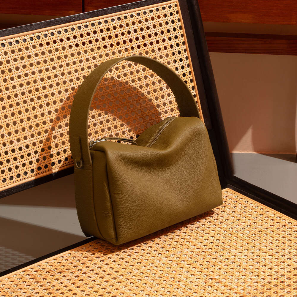 Luxury designer Joker leather slung shoulder-to-shoulder daily commuting simple new high-end ladies' handbags under his arm.