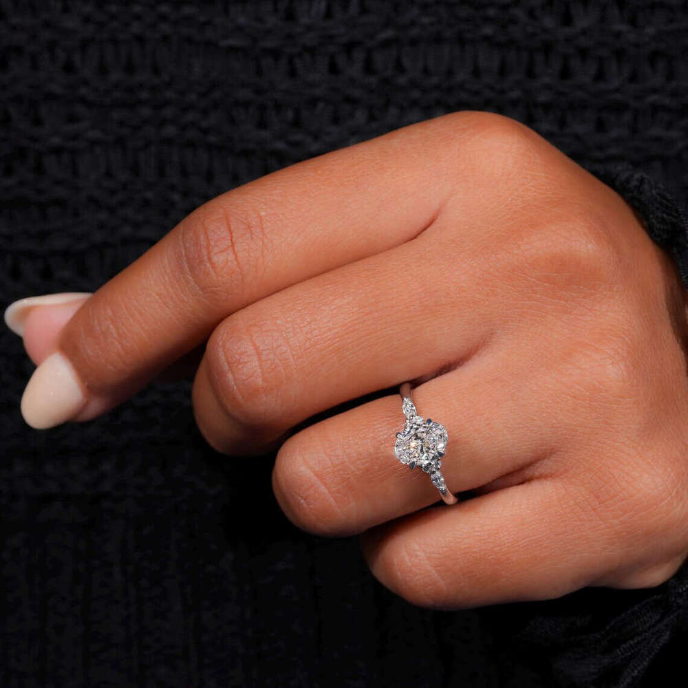 Light Luxury Imitation Moissanite Fashion Ins Super Shiny Inlaid Pigeon Egg Wedding Engagement Diamond Ring for Women a64