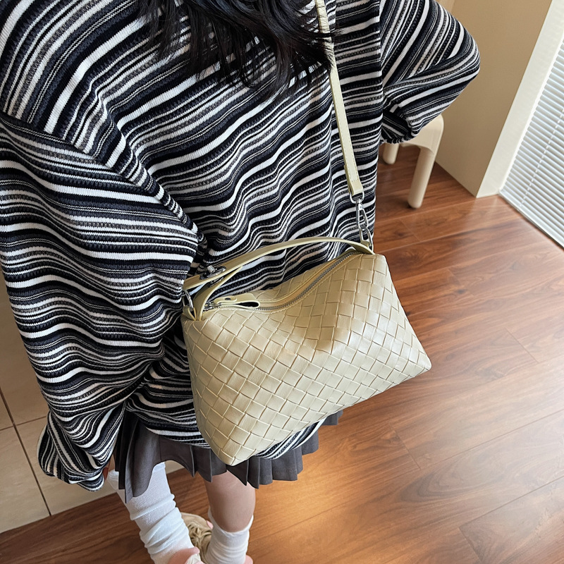 Free shipping designer Summer Large Capacity High-end Commuting Crossbody Bag for Women 2025 New Yellow Woven Pillow Bag Handbag